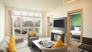 Superior suite, 1 tweepersoonsbed met slaapbank | Een minibar, een kluis op de kamer, een bureau, verduisterende gordijnen