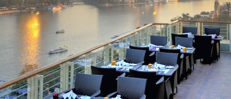 2 restaurants; ze serveren er ontbijt, lunch, diner en brunch