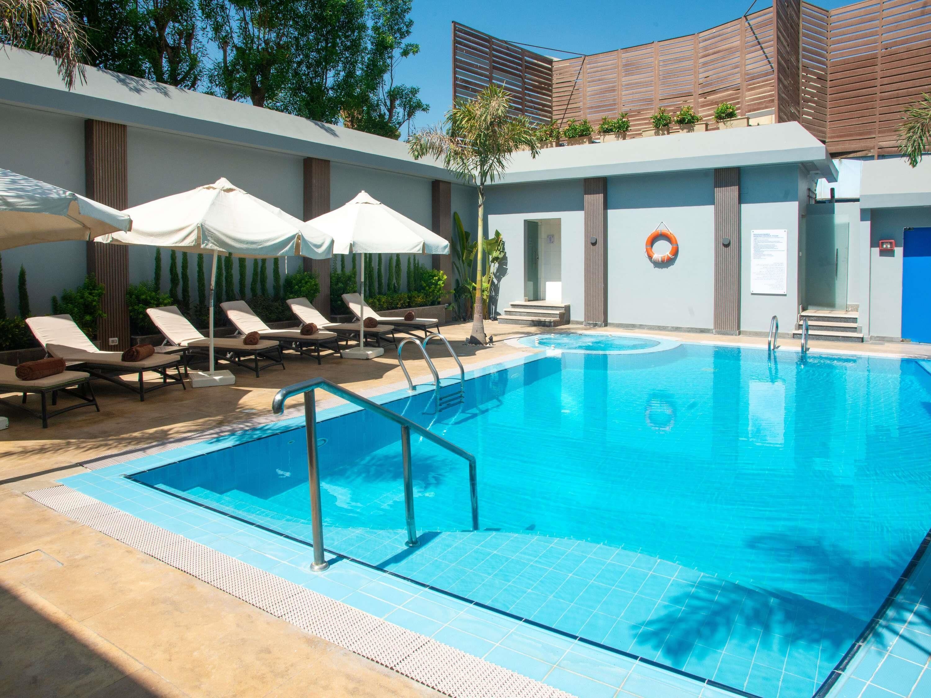 Außenpool, geöffnet von 09:00 Uhr bis 18:00 Uhr, Liegestühle