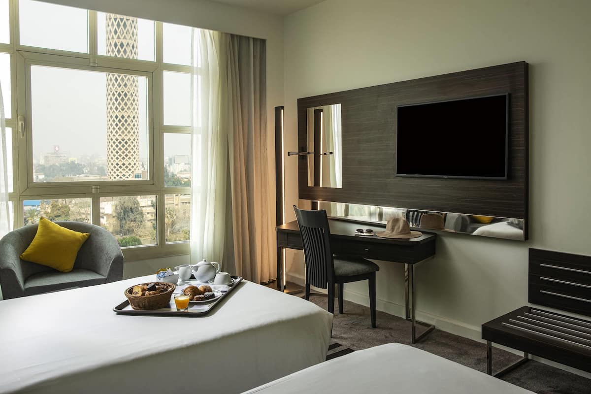 ميني بار وخزنة داخل الغرفة ومكتب وستائر تعتيم