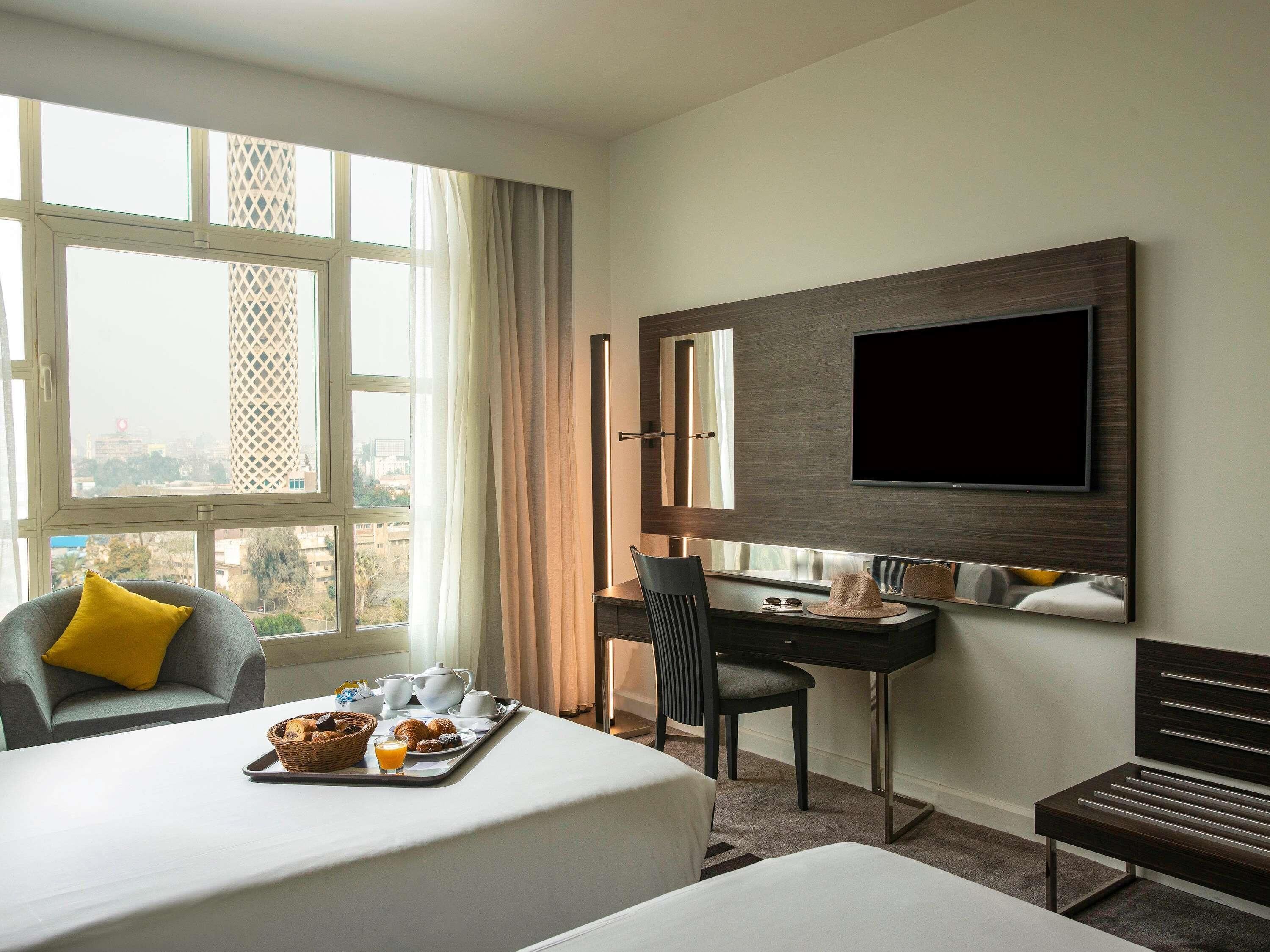 ミニバー、セーフティボックス (室内)、デスク、遮光カーテン