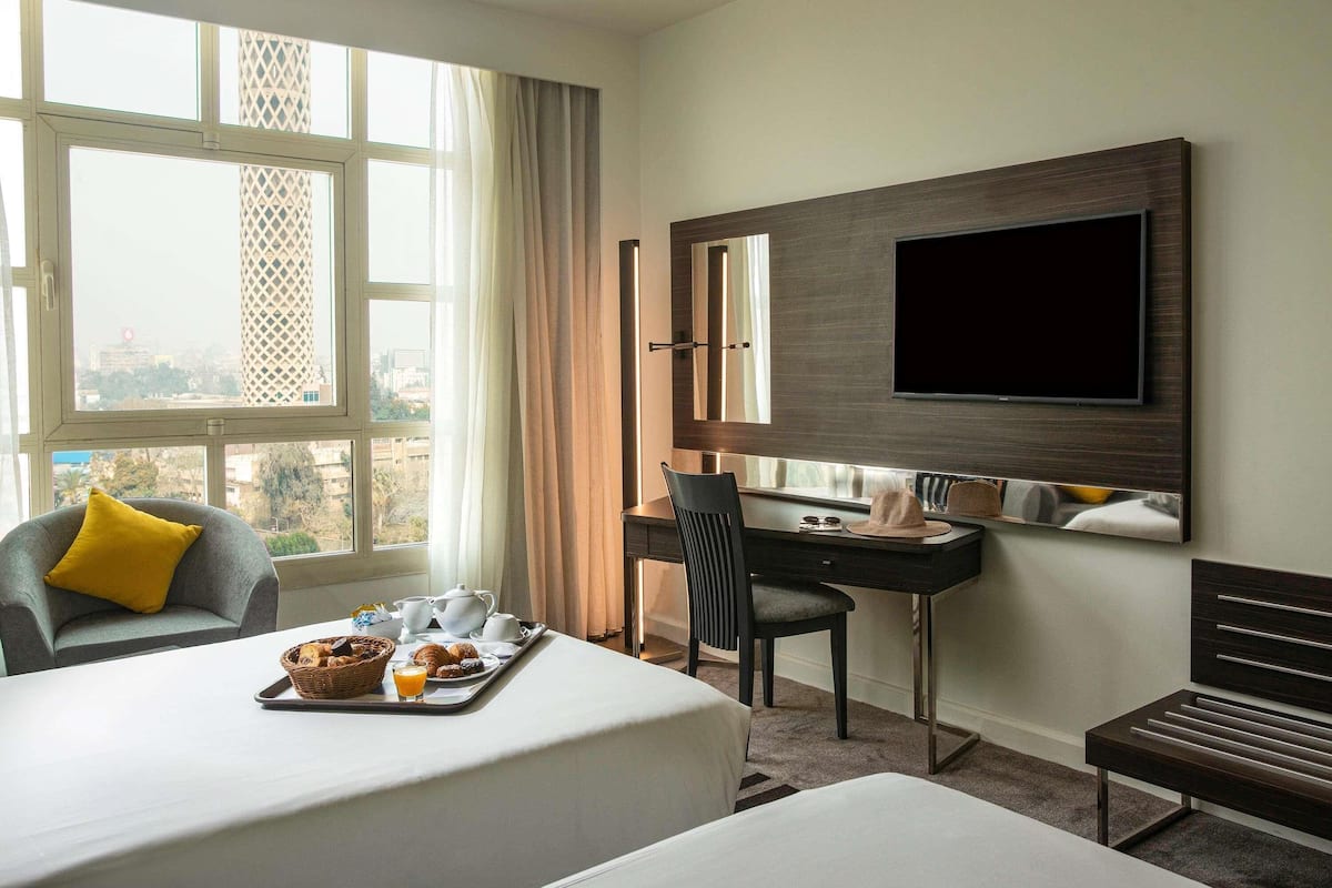 ميني بار وخزنة داخل الغرفة ومكتب وستائر تعتيم