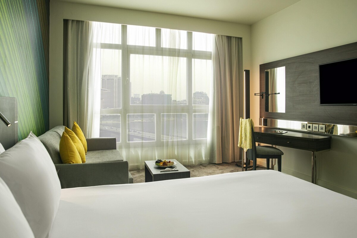 Superior Double Room, 1 Katil Kelamin (Double) dengan Katil Sofa (River Side) | Bar mini, peti besi dalam bilik, meja, langsir/tirai gelap terus 