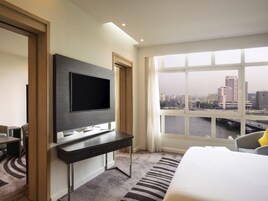 Suíte superior, 1 cama de casal e sofá-cama | Frigobar, cofres nos quartos, escrivaninha, cortinas blackout