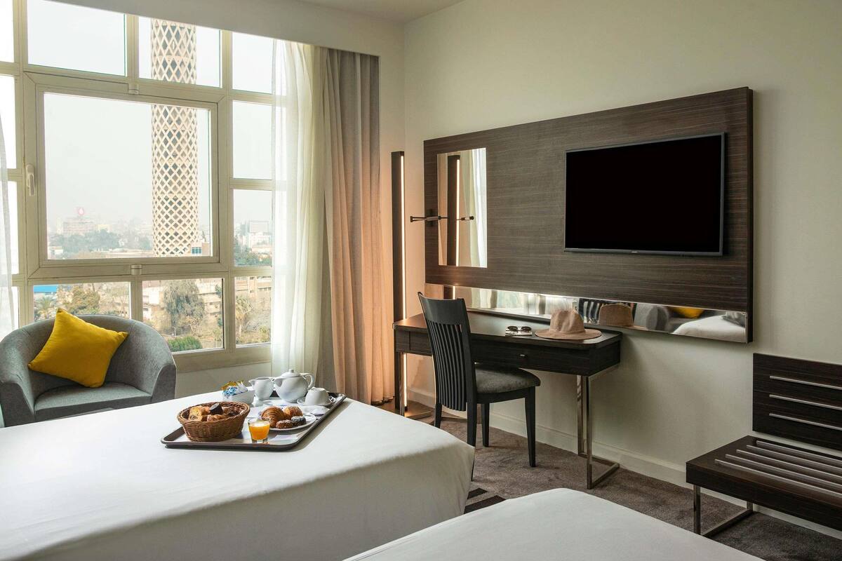 Een minibar, een kluis op de kamer, een bureau, verduisterende gordijnen