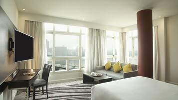 Suíte júnior, 1 cama de casal e sofá-cama | Frigobar, cofres nos quartos, escrivaninha, cortinas blackout