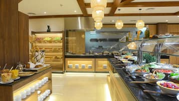 2 restaurants, spécialités Cuisine internationale