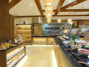 2 restauranter, frokost, lunsj og middag serveres, internasjonale retter