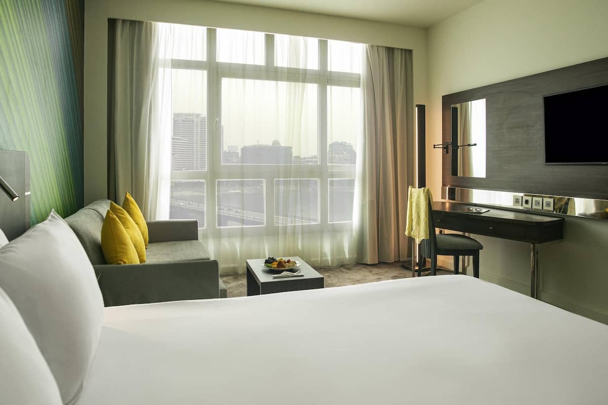 ميني بار وخزنة داخل الغرفة ومكتب وستائر تعتيم