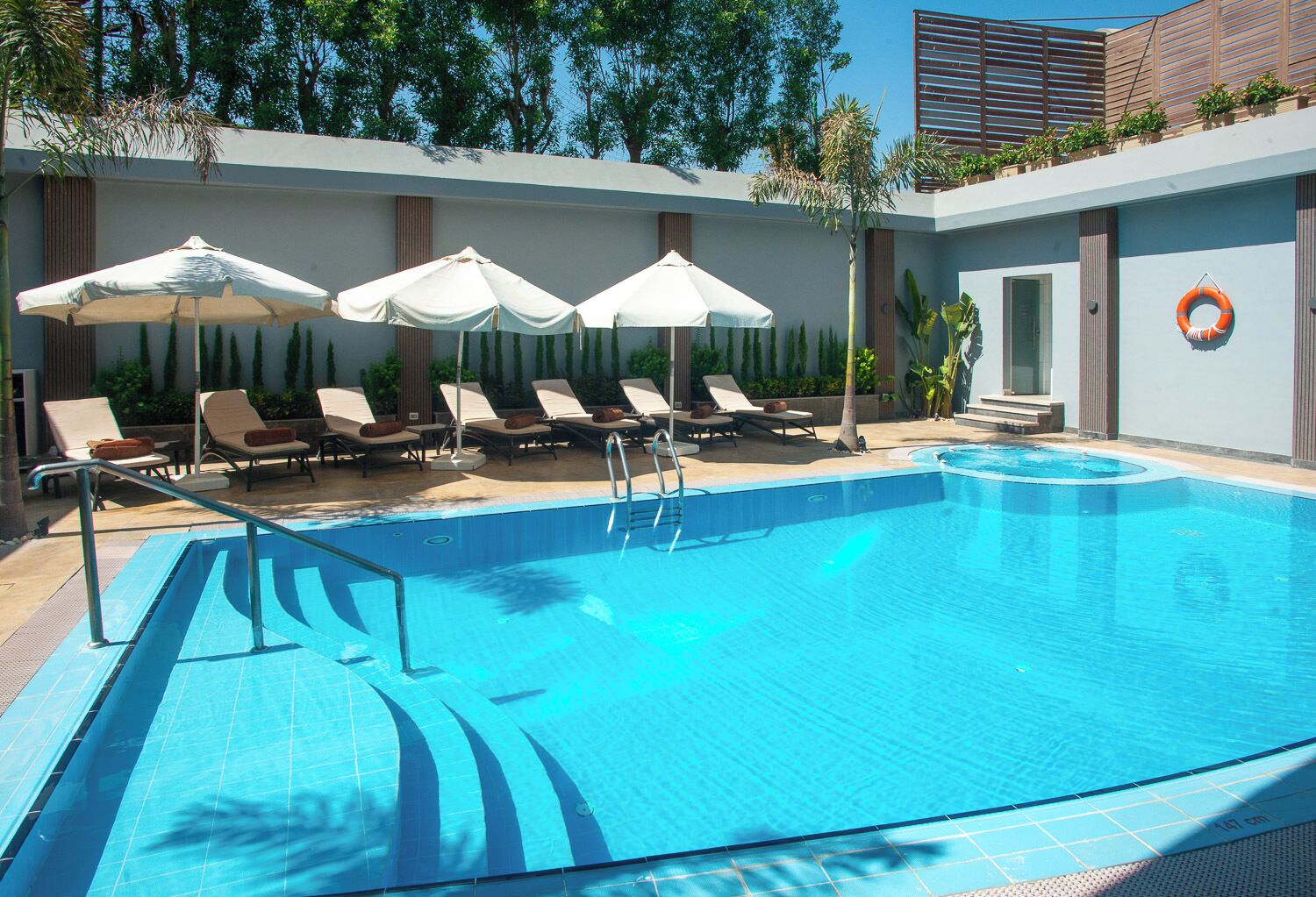 室外游泳池，09:00 至 18:00 开放，日光浴躺椅