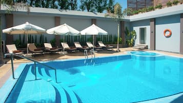 Een buitenzwembad, open van 09.00 uur tot 18.00 uur, en ligstoelen