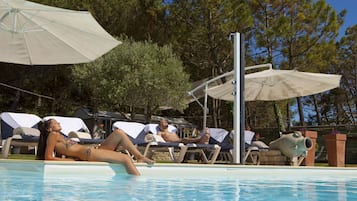 2 piscinas externas, guarda-sóis, espreguiçadeiras