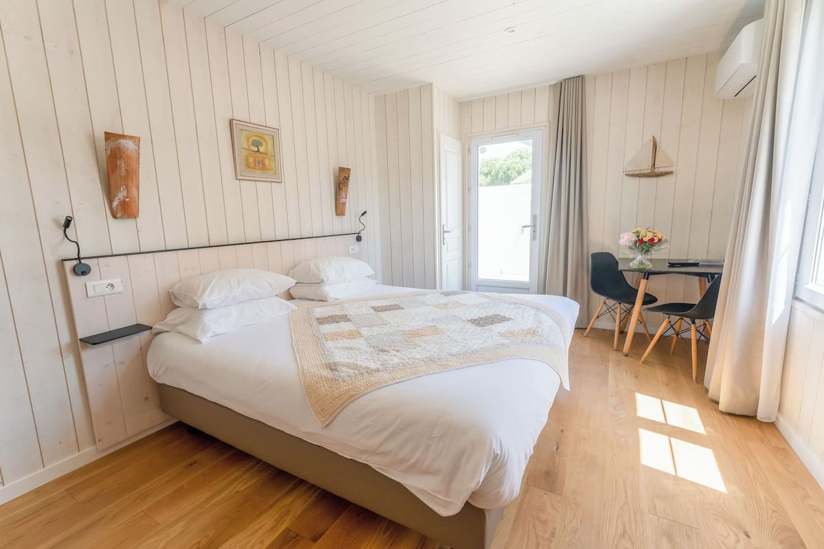 Habitación clásica | Ropa de cama de alta calidad y camas Select Comfort