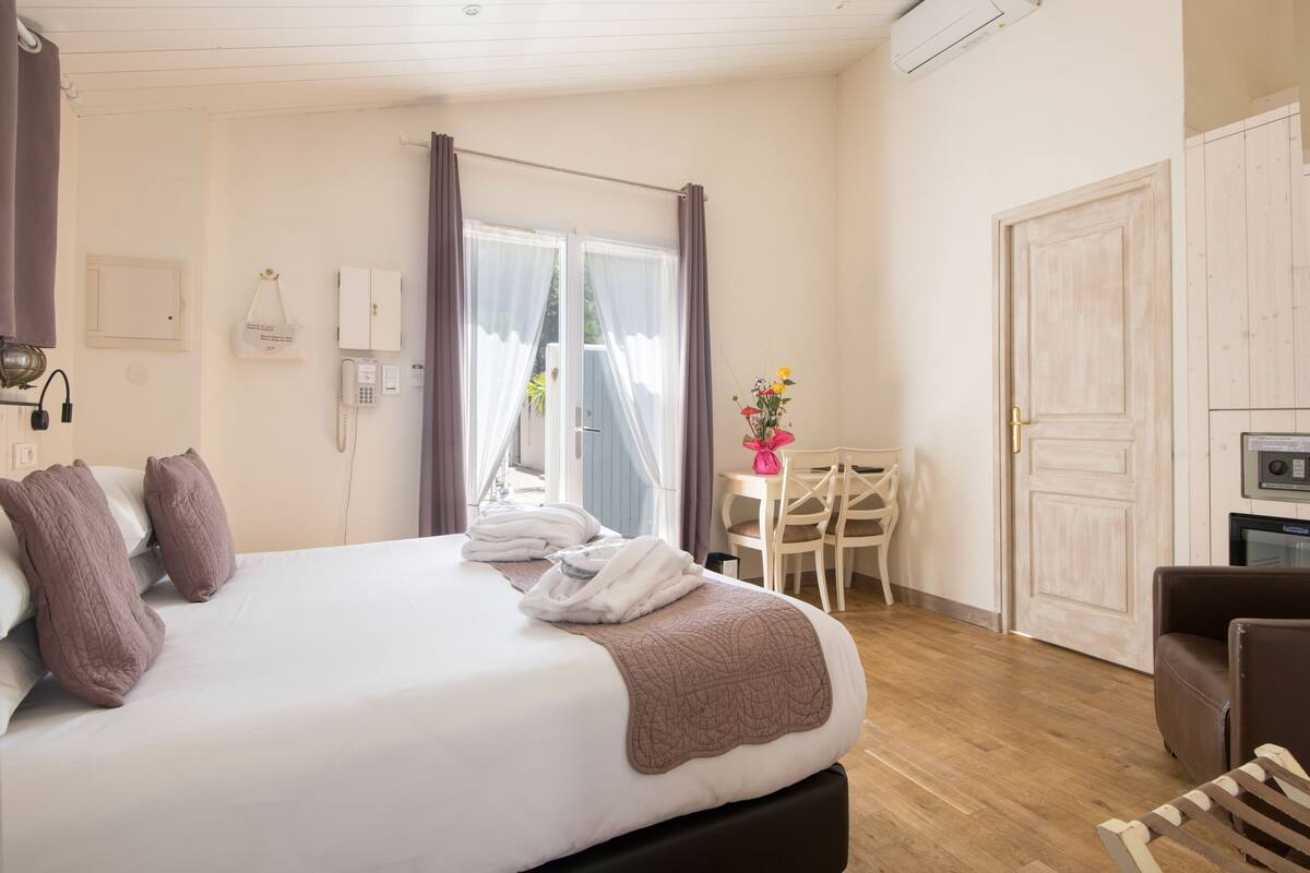 ห้องพัก (Elegance) | เครื่องนอนระดับพรีเมียม, เตียง Select Comfort, ตู้นิรภัยในห้องพัก