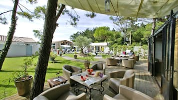 Aperto a colazione e cena, cucina locale, con vista sulla piscina 