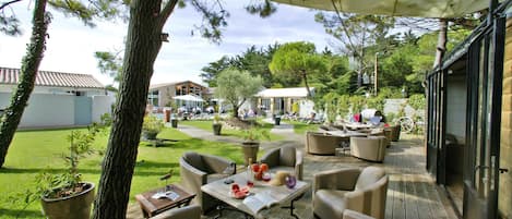 Petit-déjeuner et dîner servis sur place, vue sur la piscine 