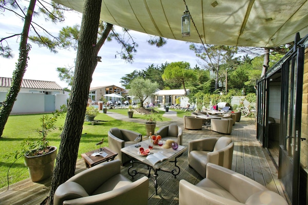 Petit déjeuner et dîner servis sur place, vue sur la piscine