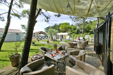 Breakfast, dinner served; local cuisine, pool views