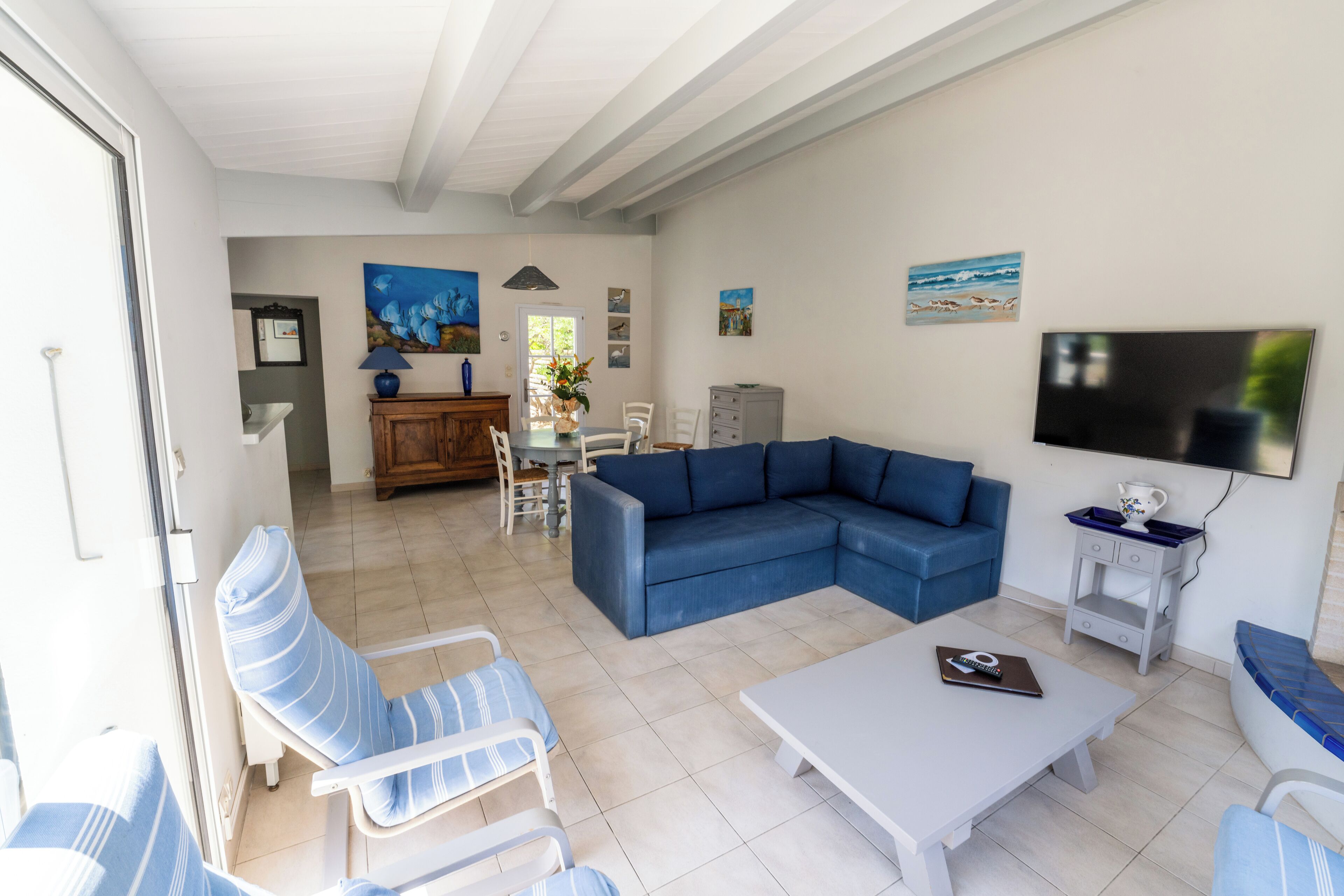 Premium-huvila | Oleskelualue | 121–senttinen taulutelevisio, jossa satelliittikanavat