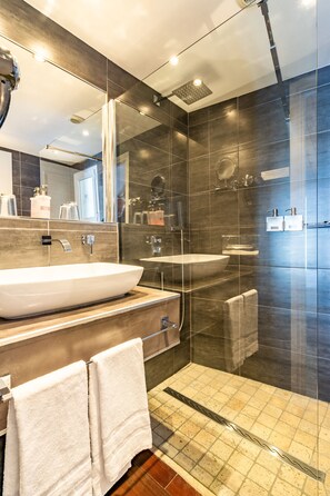 Free toiletries, hair dryer, towels, soap - Hôtel Restaurant & SPA Plaisir (Le Bois-Plage-en-Re)