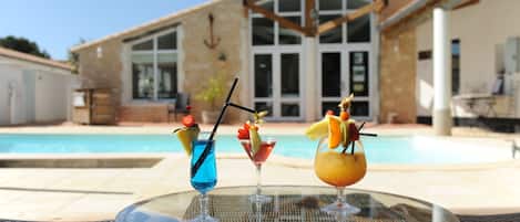 2 piscines extérieures, parasols de plage, chaises longues