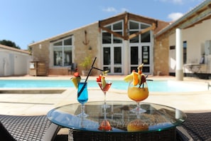 2 outdoor pools, pool umbrellas, sun loungers - Hôtel Restaurant & SPA Plaisir (Le Bois-Plage-en-Re)