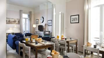 Desayuno continental (EUR 5 por persona)