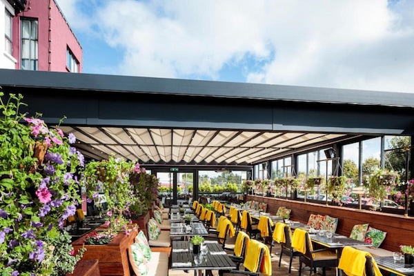 Breakfast, lunch, dinner served; Modern European cuisine