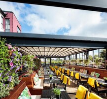 Se sirven desayunos, almuerzos y cenas; cocina europea moderna