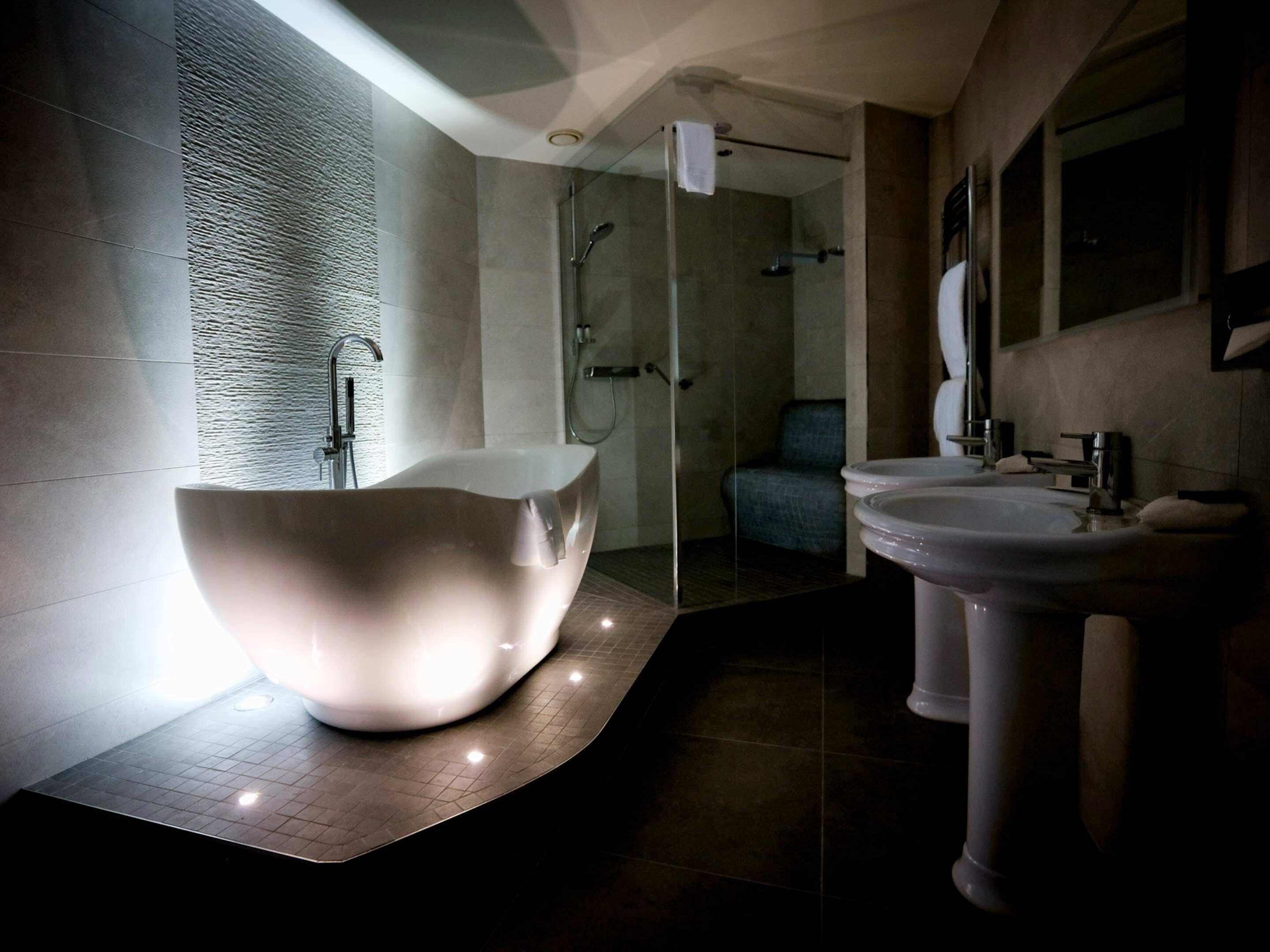 presidential suite | bathroom | combined shower/bathtub, free toiletries, hair dryer, towels