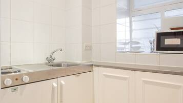 Estúdio standard, suíte (Twin Upper Floor) | Cozinha privada | Chaleira elétrica, freezer