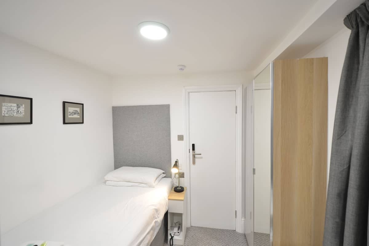 Eenvoudige eenpersoonskamer, en-suite badkamer, uitzicht op binnenplaats (Very Small Single Studio) | 1 slaapkamer