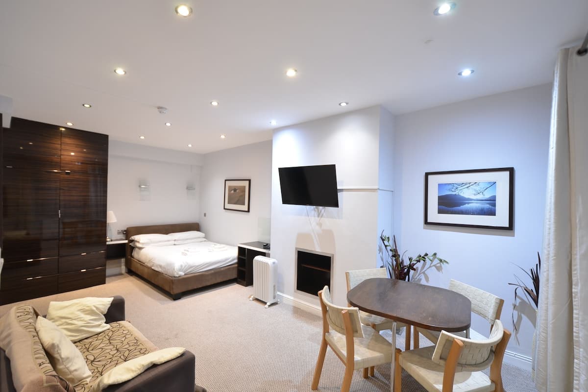 Studio, Ensuite (Double Lower Floor)