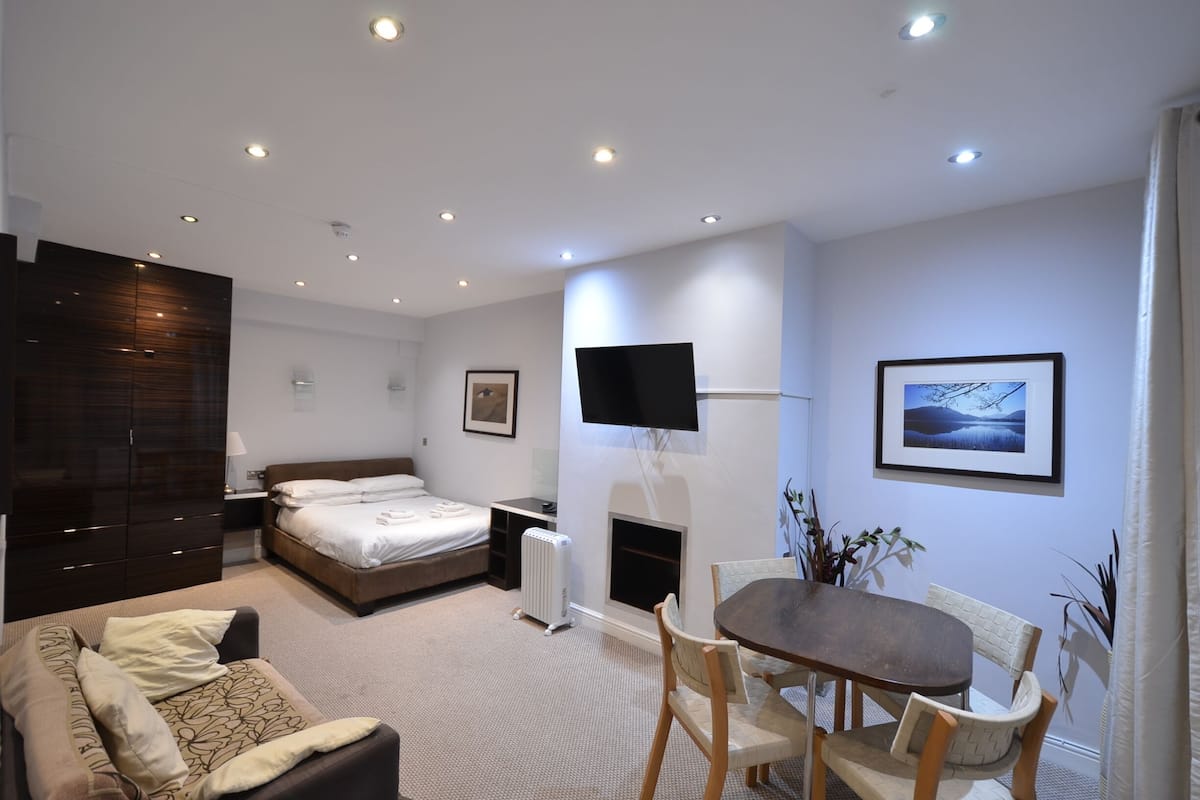 Studio, en-suite badkamer (Double Lower Floor) | 1 slaapkamer