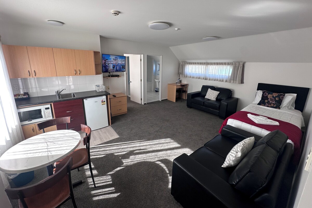 Appartement Deluxe, 1 chambre (Jetted Tub) | Aire de séjour | Téléviseur ACL de 40 po avec télévision par satellite