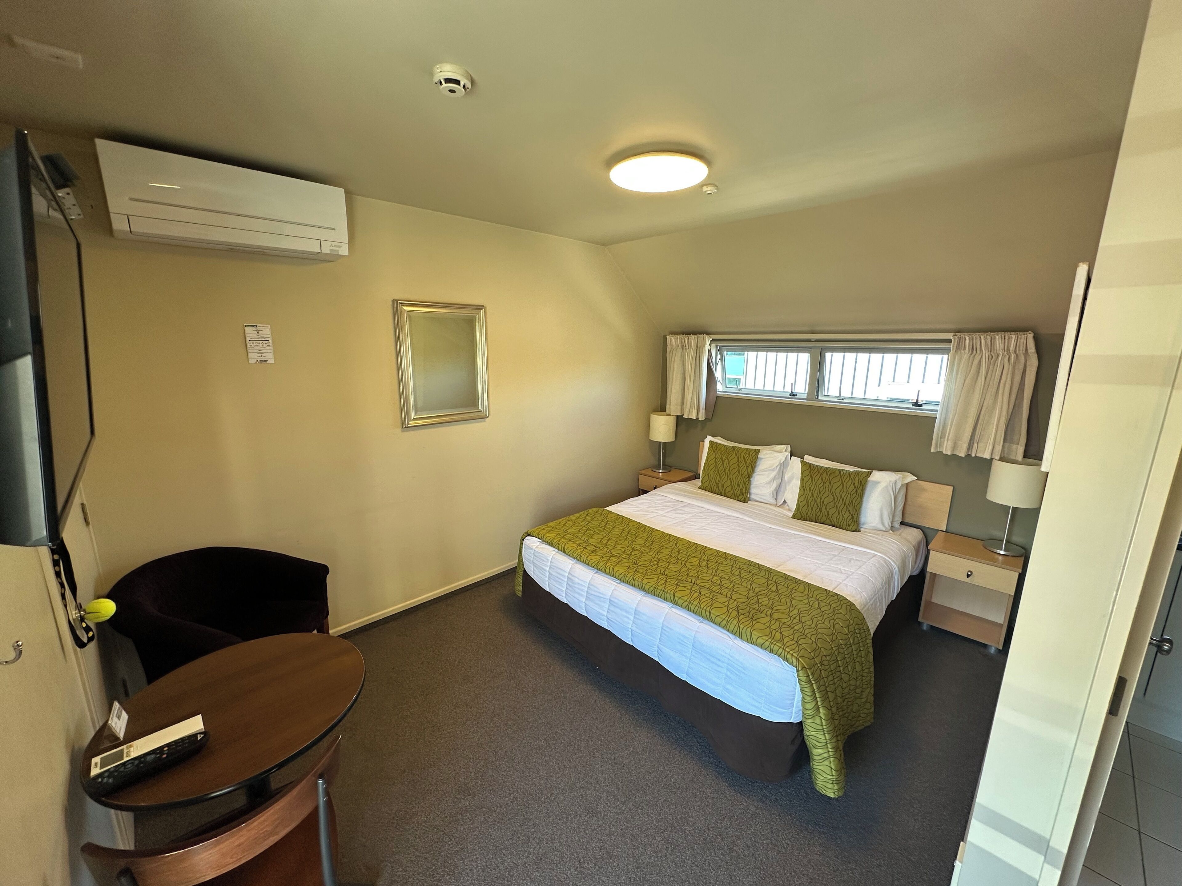 Compact Studio | Zimmersafe, Schreibtisch, laptopgeeigneter Arbeitsplatz