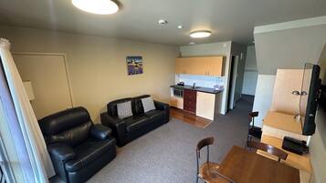 Apartamento, 1 quarto | Área de estar | TV LCD 40 polegadas com canais via satélite