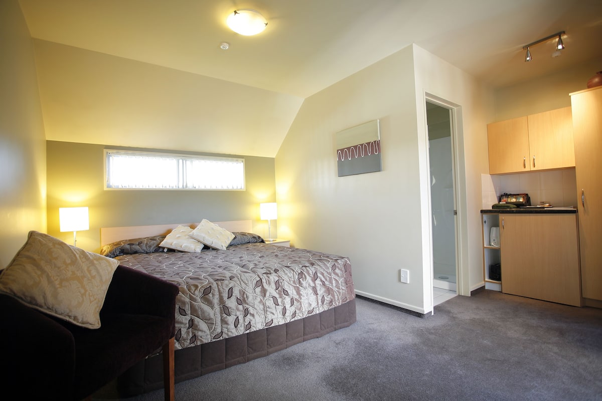 Compact Studio | In-room safe, desk, laptop workspace, blackout curtains