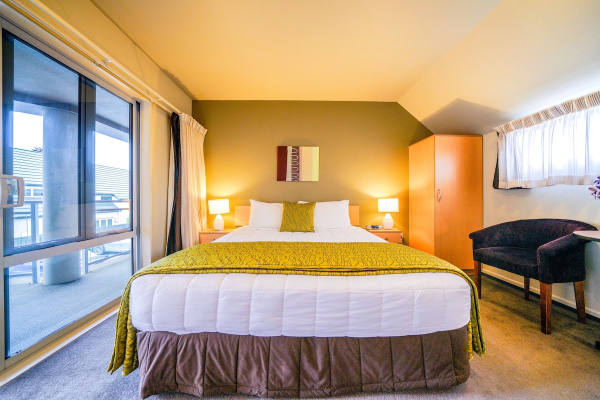 Spa Studio | In-room safe, desk, laptop workspace, blackout curtains