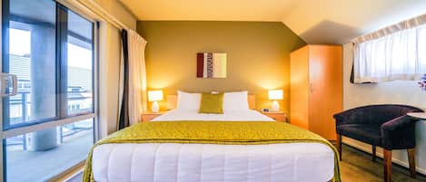 Spa Studio | In-room safe, desk, laptop workspace, blackout drapes