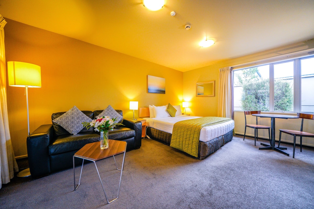 Standard Studio | In-room safe, desk, laptop workspace, blackout drapes