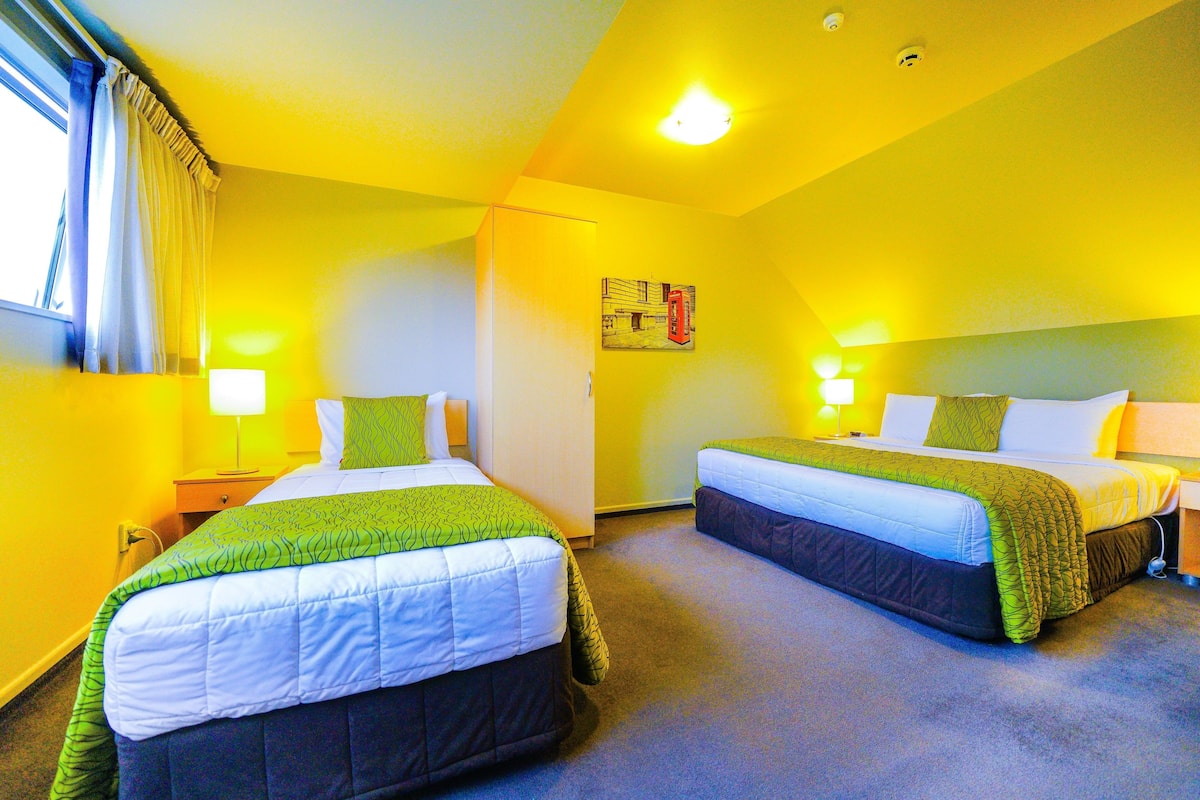 Apartment, 1 Bedroom | In-room safe, desk, laptop workspace, blackout drapes