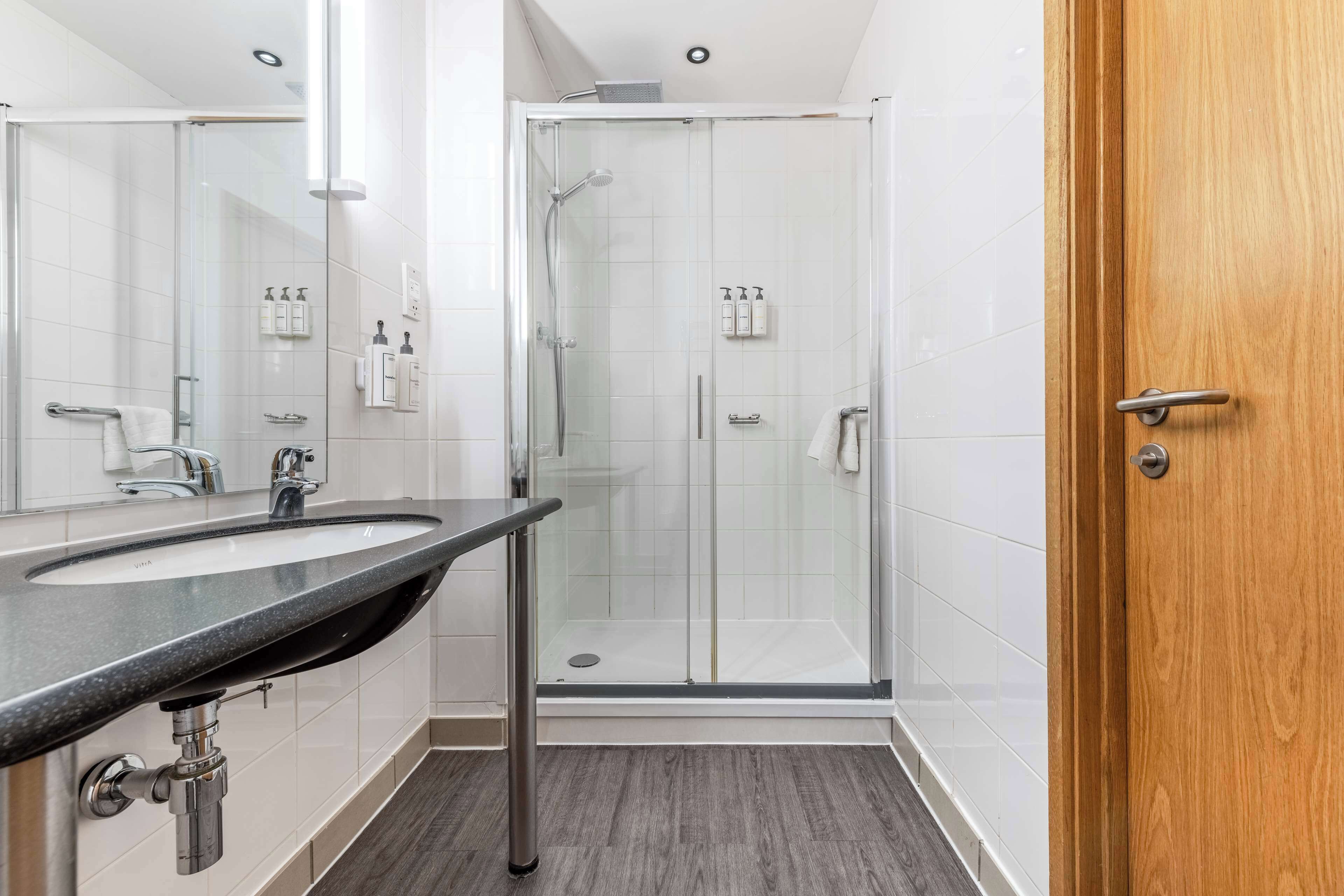 shower, free toiletries, hair dryer, towels