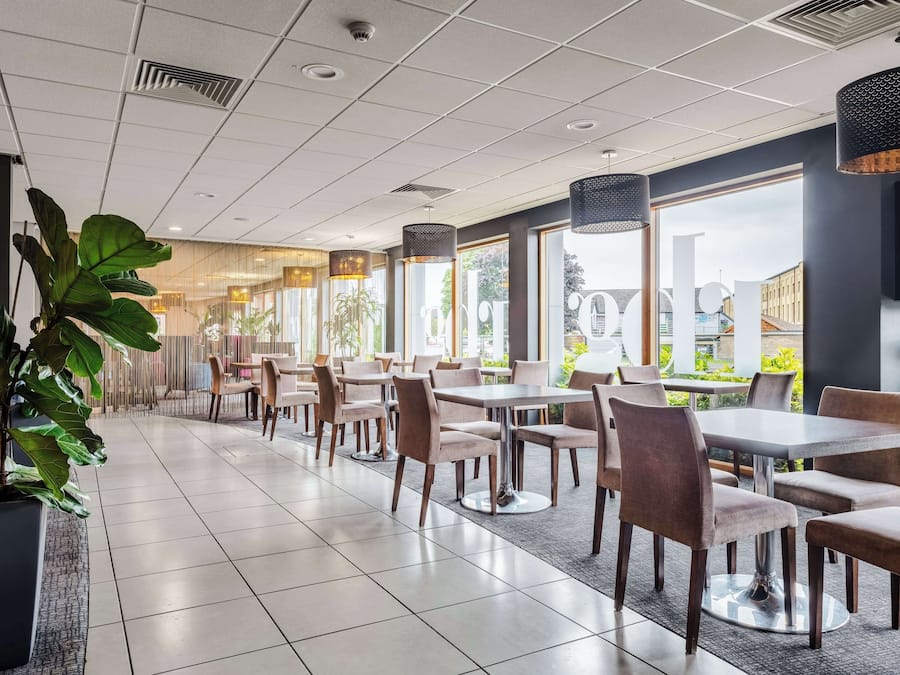 Se sirven desayunos, almuerzos y cenas; cocina británica