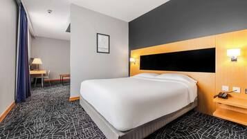 Caja de seguridad en la habitación, escritorio y cortinas blackout