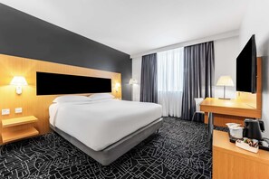 セーフティボックス (室内)、デスク、遮光カーテン、防音設備