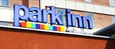 A building with a sign that reads "Park Inn by Radisson."