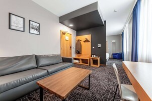 Caja de seguridad en la habitación, escritorio y cortinas blackout