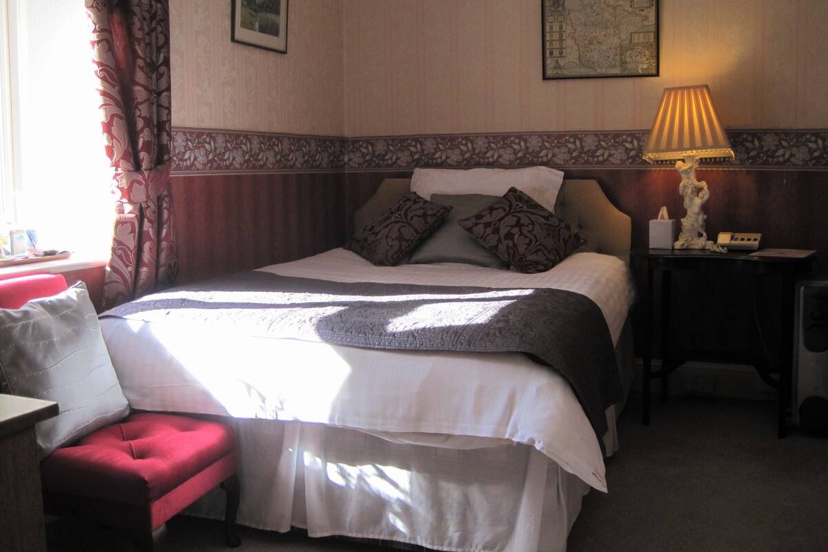 single room, ensuite (small standard double bed)