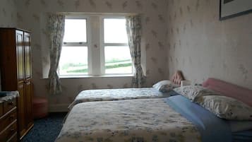 Kahden hengen huone (kaksi sänkyä), kylpyhuone makuuhuoneen yhteydessä (B&B)
